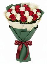 Букет Микс из красных и белых роз в Луговом