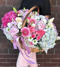 Композиция солнечный день в Луговом Цветочная композиция из Розы, Хризантемы, Пионы и Лизиантусы в корзине в Луговом