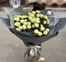 Букет Белые кустовые розы Солинеро в Луговом