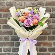 Букет цветов из:  Лизиантусы и Розы в Луговом